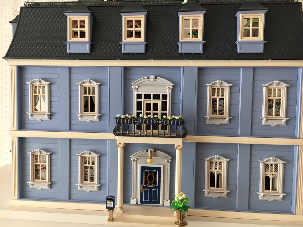 TheKattiveMess's tweet photo. Well the new dollhouse doesn't look that bad... if you just customize it a little 🙊#playmobil  #dollhouse #victorian #customize https://t.co/Omg3FhssIs