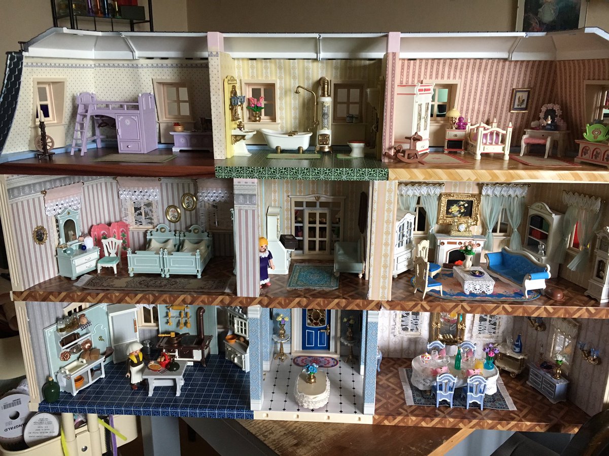 TheKattiveMess's tweet photo. Well the new dollhouse doesn't look that bad... if you just customize it a little 🙊#playmobil  #dollhouse #victorian #customize https://t.co/Omg3FhssIs