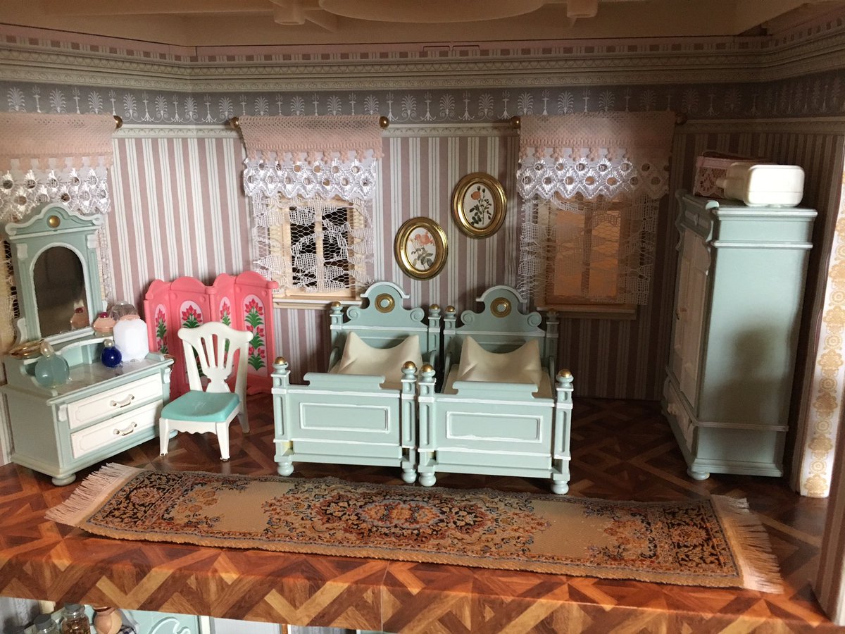 TheKattiveMess's tweet photo. Well the new dollhouse doesn't look that bad... if you just customize it a little 🙊#playmobil  #dollhouse #victorian #customize https://t.co/Omg3FhssIs