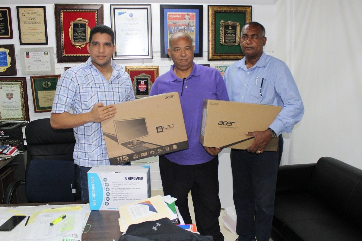 FedombalRD's tweet photo. Iniciamos con las entregas de los equipos tecnológicos con la asociación de baloncesto de la prov. Santo Domingo. #tecnología @indotel https://t.co/k0svyHCIsV