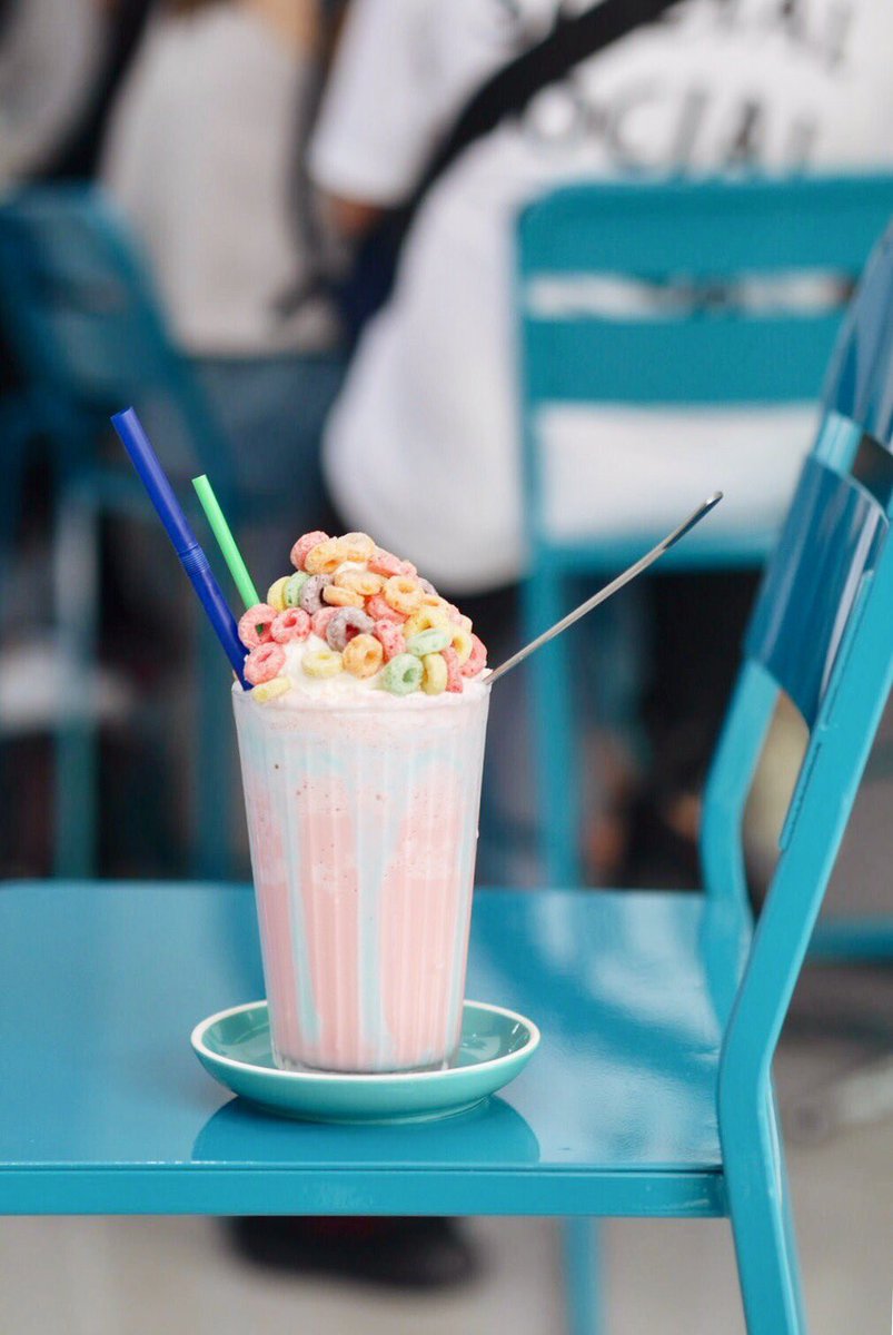 CAFETELLER's tweet photo. จุดจบ #สายหวาน #pooltimecafe เมนูมิลค์เชคไม่สั่งถือว่าไปไม่ถึงกันเลยทีเดียว #cafeteller https://t.co/2SBx9pzZMh