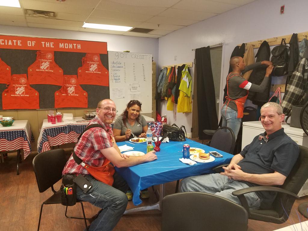 ParkvilleHD2577's tweet photo. Everyone is enjoying Jim's cooking!! #MemorialDay #ChefJim #nachobar #2577rocks @b_mungul @Cmisotti15 https://t.co/7q2WebfbLS