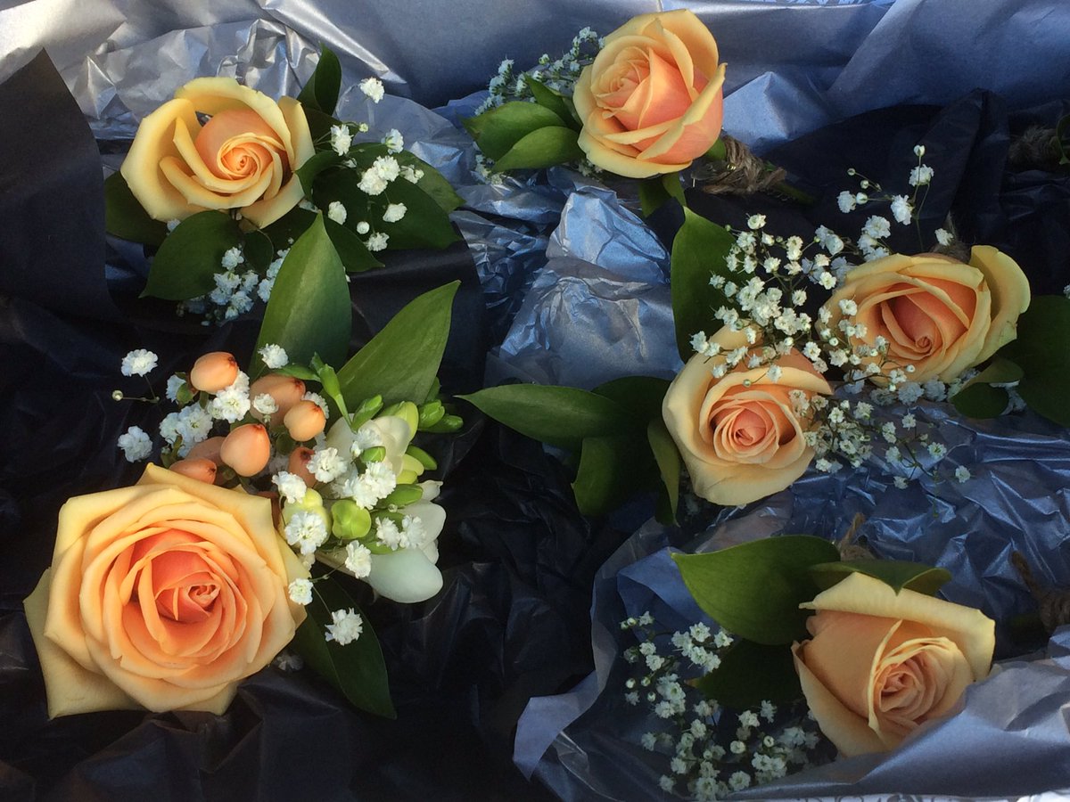StephsFlowerB's tweet photo. Peach/Coral themed wedding this weekend in #Norfolk #weddingflorist #weddingflowers #weddingflowercrown #flowerband #peachflowers #wedding https://t.co/tkuXu1bFzL