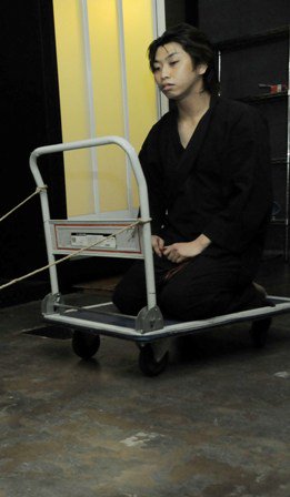平野源五郎 公式 大荷物が強風にあおられ歩くの大変ぞ 台車を召喚するとしよう