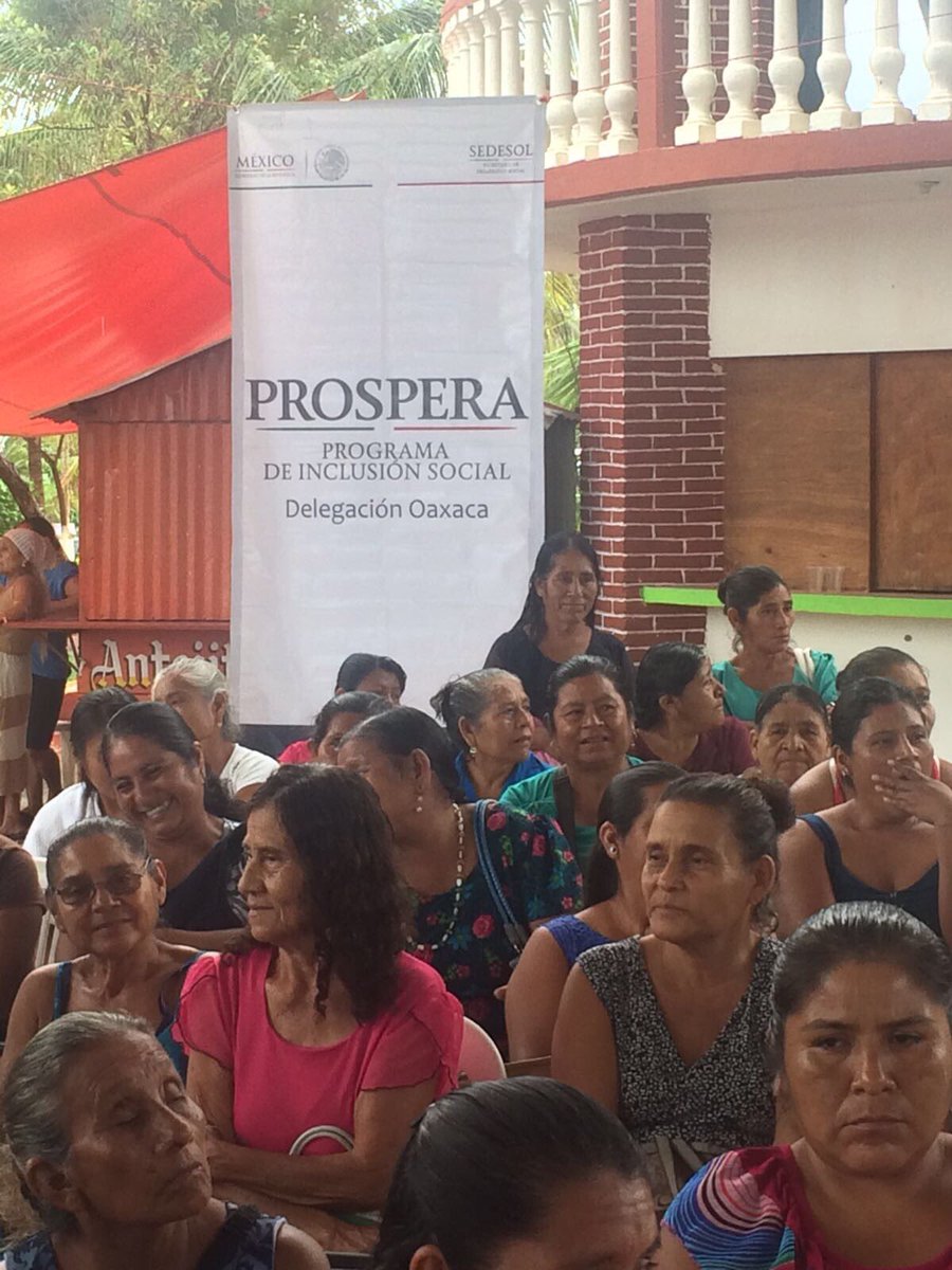 JorgeZarateMed's tweet photo. Los esfuerzos de la federación llegan hasta Santa María Colotepec, en la costa oaxaqueña, donde 715 titulares recibieron cartillas sociales https://t.co/GKDIkLf3hN