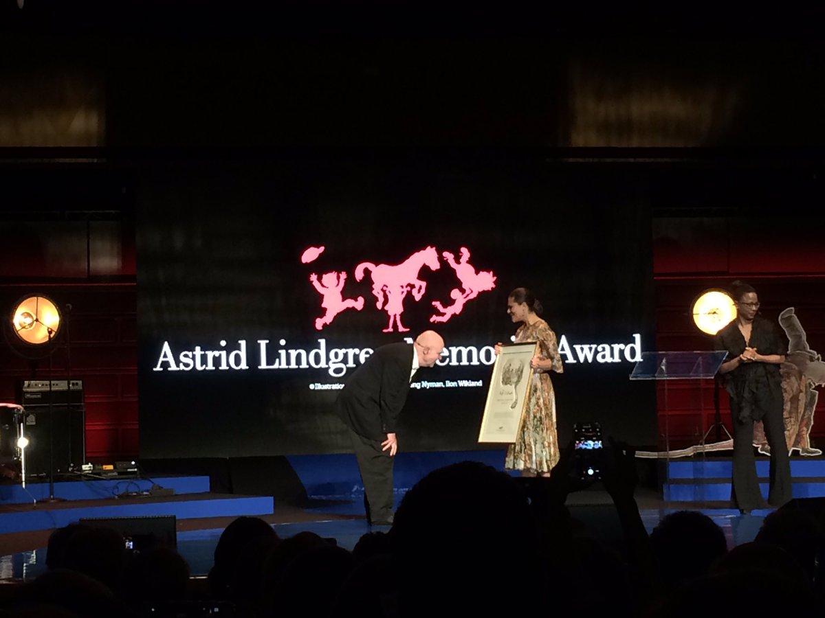 AlmaAward's tweet photo. Wolf Erlbruch recieves the Astrid Lindgren Memorial Award from crown princess Victoria (and is amazed by the size of the diploma)! #alma2017 https://t.co/XL3JRAZLTG