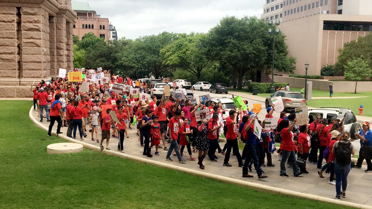 Johnson4Dallas's tweet photo. This is what democracy looks like ✊🏾#SB4 #txlege https://t.co/jAIKUxk0Hv