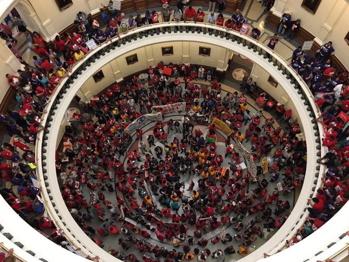 Johnson4Dallas's tweet photo. This is what democracy looks like ✊🏾#SB4 #txlege https://t.co/jAIKUxk0Hv