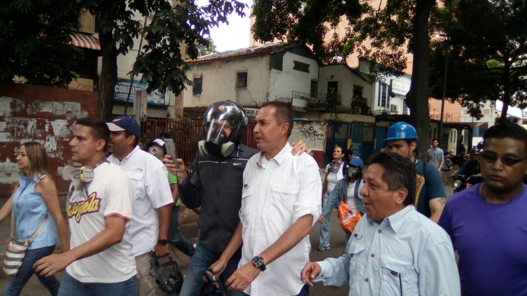 unidadvenezuela's tweet photo. #AHORA Marcha de #Montalbán encaminada por #AvPáez #ElParaíso con la intención de llegar a Defensoría #59MuertosEnTuConcienciaTarek #29Ma https://t.co/TAvMDK7ngA