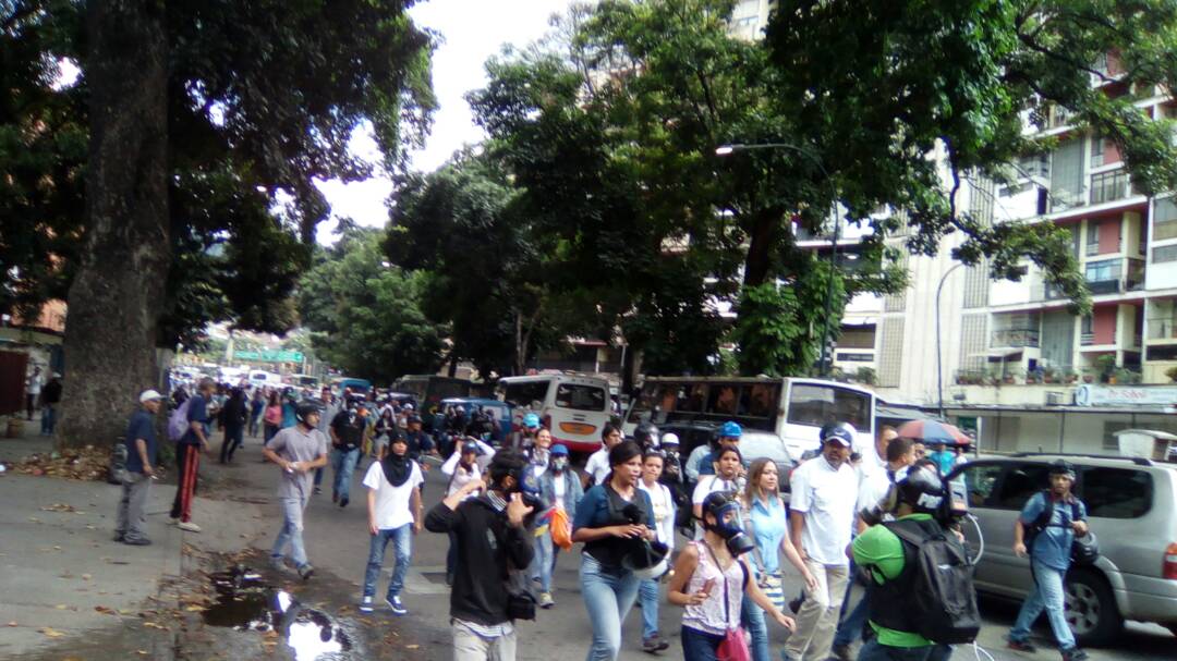 unidadvenezuela's tweet photo. #AHORA Marcha de #Montalbán encaminada por #AvPáez #ElParaíso con la intención de llegar a Defensoría #59MuertosEnTuConcienciaTarek #29Ma https://t.co/TAvMDK7ngA
