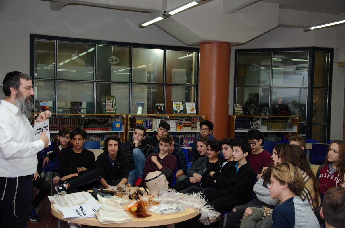 ORTArgentina's tweet photo. Con motivo de la celebración de #Shavuot, alumnos participaron de una actividad a cargo de Aieka. Más en: https://t.co/KKiMC2rAIT https://t.co/2E1Y9jNPq3