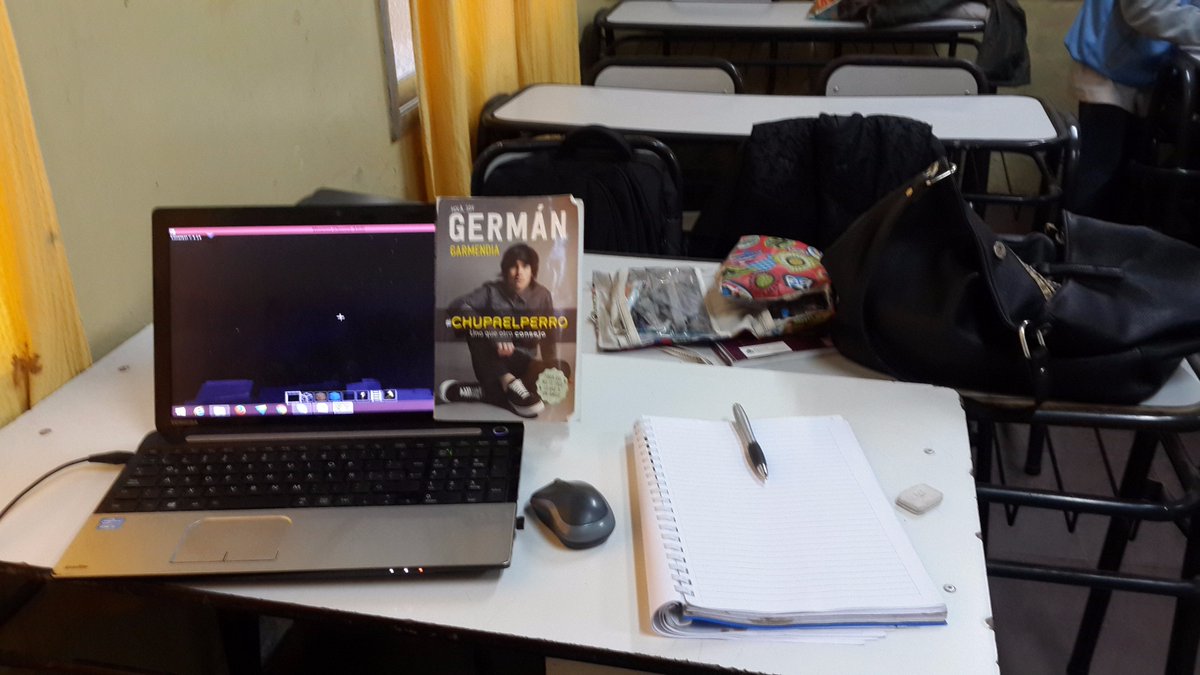 cjdisalvo's tweet photo. Comenzar a trabajar con #Minecraft y que un estudiante saque de su mochila un libro de su referente @GermanGarmendia #LoQueNoVemos 😋 https://t.co/VQg0hjNKLC