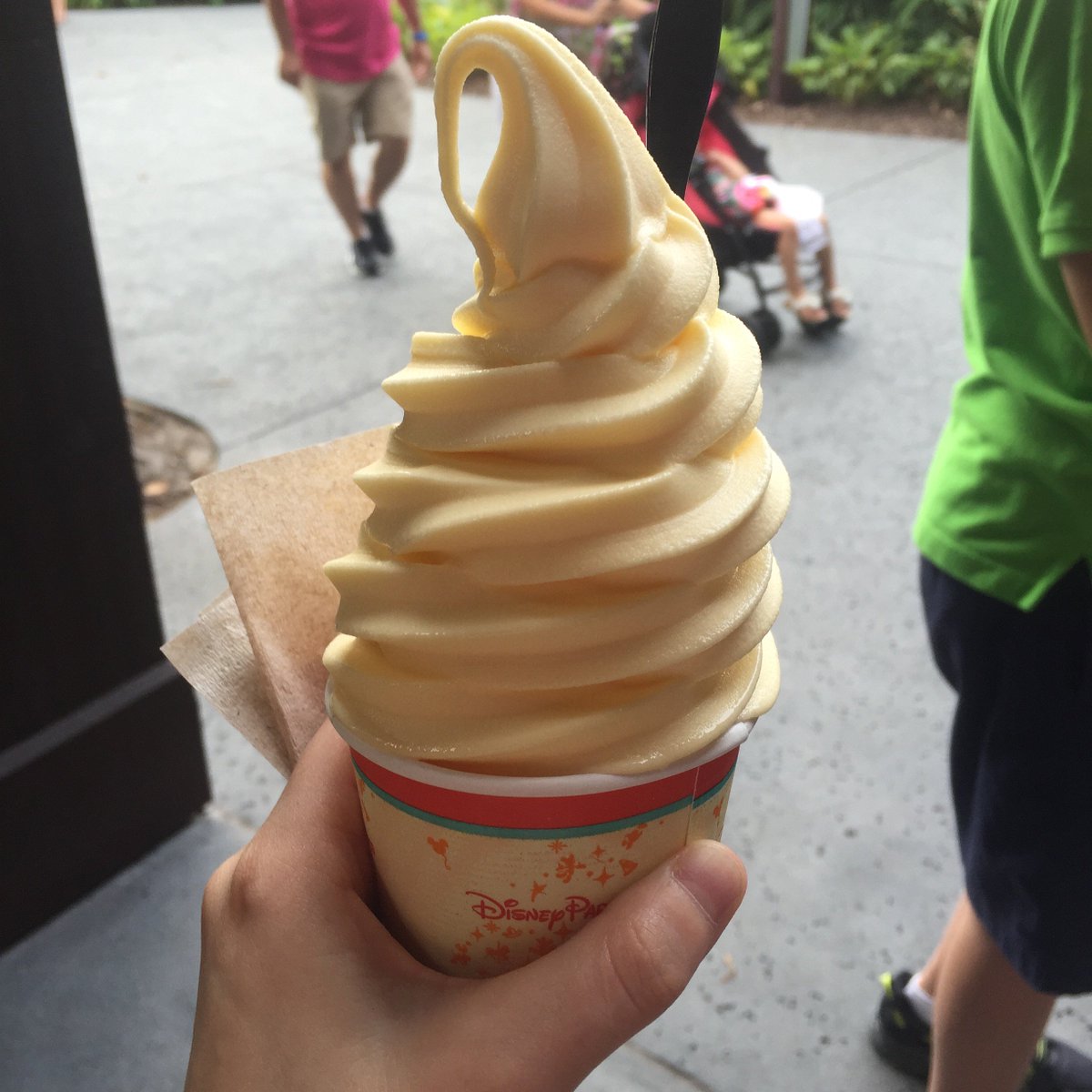 BeyondthebackKj's tweet photo. These Disney desserts had my mouth watering #disneyworld #dessert #dolewhip #trythegreystuff #itsdelicious #icecream https://t.co/hAouDBMO0V https://t.co/s8q3WafE8y