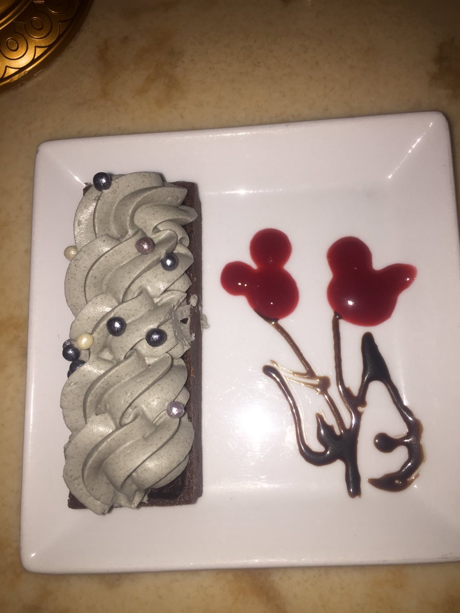 BeyondthebackKj's tweet photo. These Disney desserts had my mouth watering #disneyworld #dessert #dolewhip #trythegreystuff #itsdelicious #icecream https://t.co/hAouDBMO0V https://t.co/s8q3WafE8y