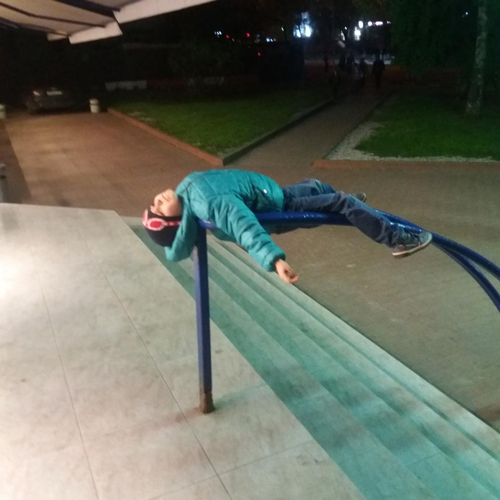 Cut_Sark's tweet photo. Этот пацан сейчас олицетворяет меня.  Херачь перфоманс, пока мамка не видит. https://t.co/59tPqxVb7c