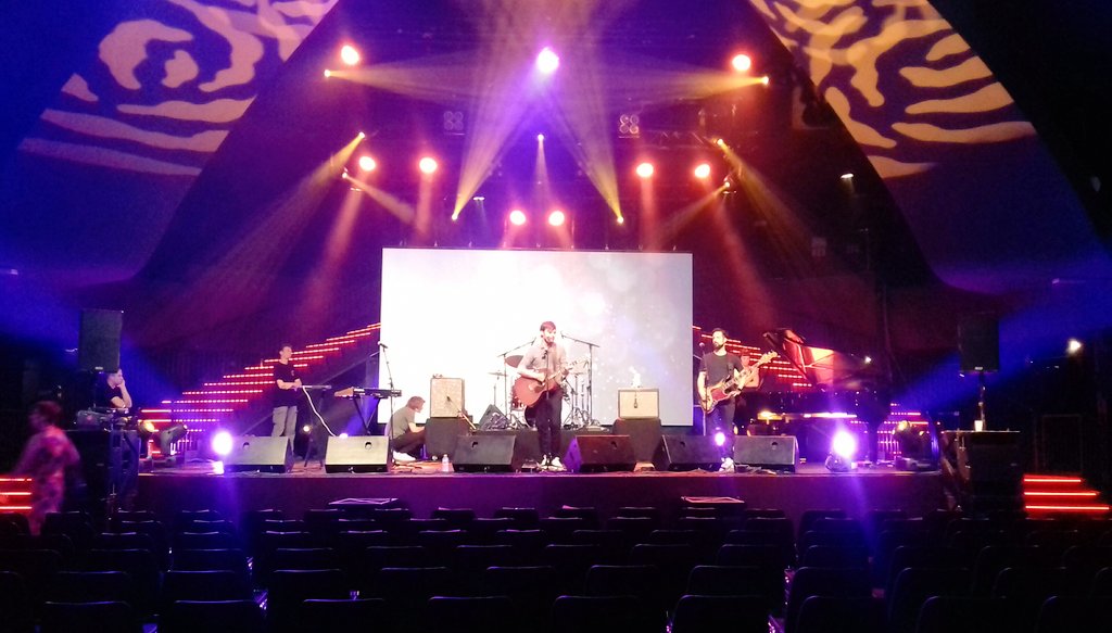 LesOctaves's tweet image. Les artistes se préparent. Rendez-vous ce soir à 20h30 sur les Télés Locales. Ils seront en direct avec des duos inédits.