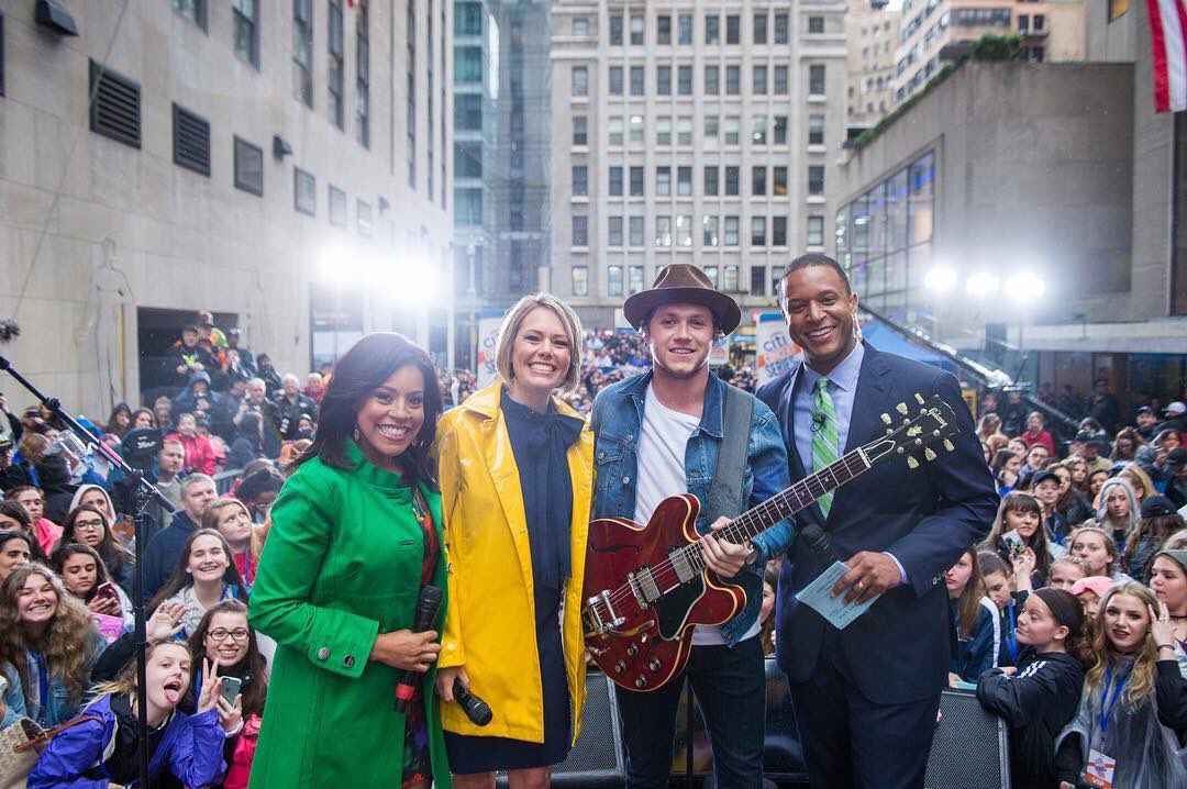NJHNEWS's tweet photo. todayshow: Great morning on the #TODAYPlaza with niallhoran! #TODAYShow #NiallTODAY (photo via @photonate) https://t.co/PylNIZnBJn