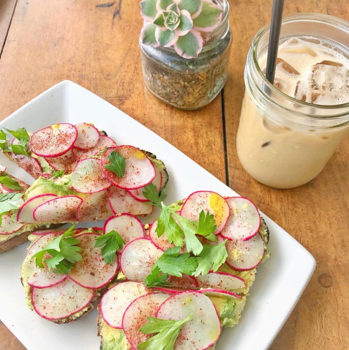 thesourcecafehb's tweet photo. You can never go wrong with avocado toast and an ice cold drink 💚 #theArtofNourishment https://t.co/KhZQQKgtu6