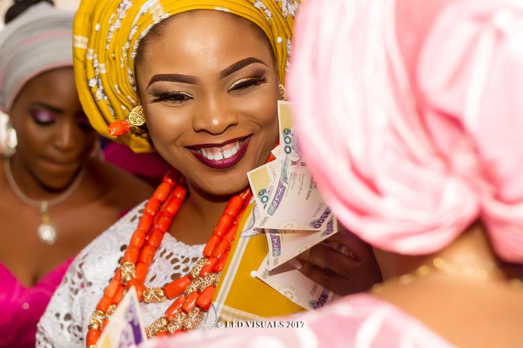 LED__Visuals's tweet image. #NigerianWeddings and spraying money. 
#ledvisuals #led_visuals #nigerianphotographer