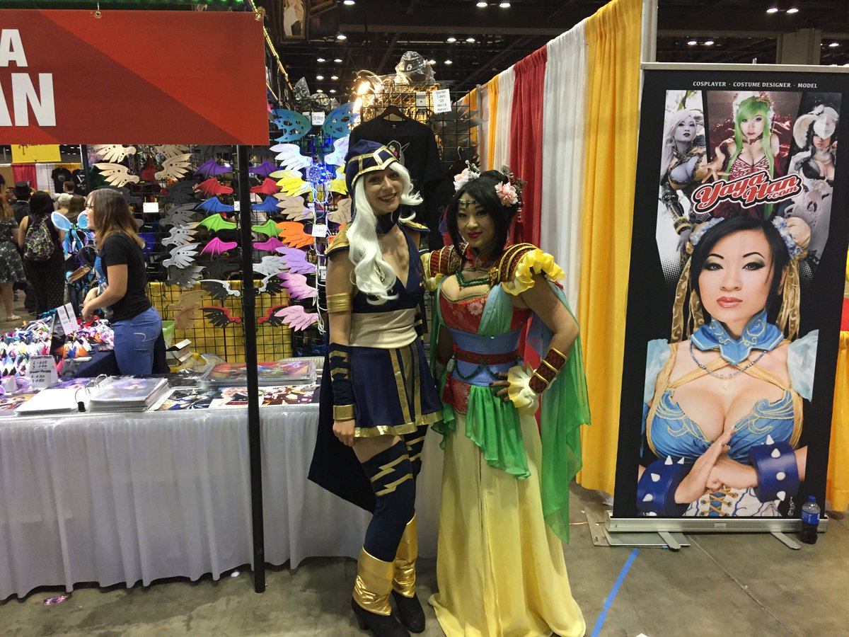 AriShaeCosplay's tweet photo. Me and Yaya Han!!! She is so amazing :D
#YayaHan #MegaCon2017 #Mulan https://t.co/A85zbowTMS