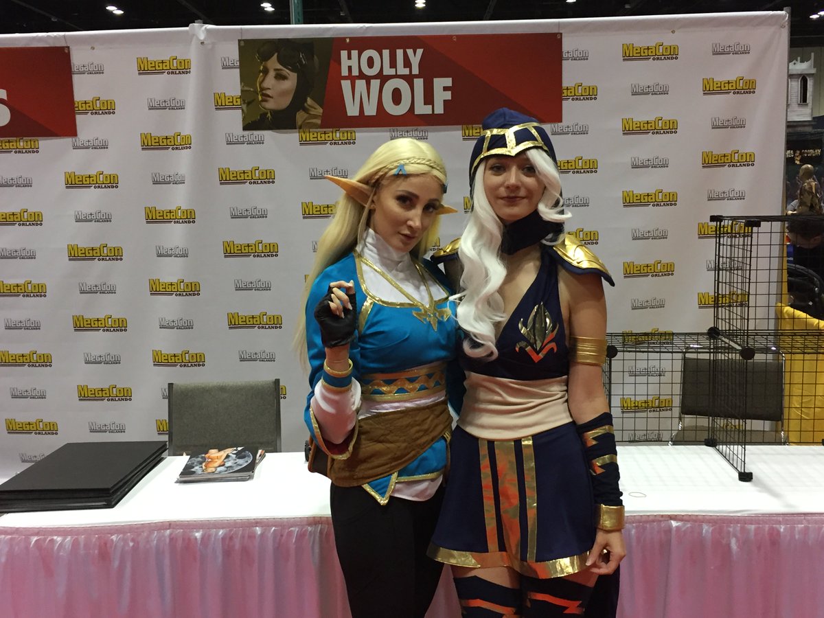 AriShaeCosplay's tweet photo. Holly Wolf as Princess Zelda in cosplay alley at megacon! 
#HollyWolf #MegaCon2017 #ZeldaCosplay #AsheCosplay https://t.co/yVLlbfkJB2