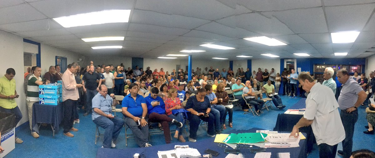 mlugo_j's tweet photo. En estos momentos reunión funcionarios colegios dirigida por @ramonluisrivera preparando el equipo electoral #Plebliscito #Junio11 #UnEquipo https://t.co/uwL8S5Qszg