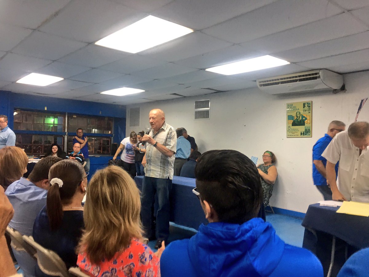 mlugo_j's tweet photo. Ahora en la reunión de funcionarios de colegios #Precinto10 #Precinto11 se dirige a los presentes #RamónLRivera padre #Plebliscito #Junio11 https://t.co/qoalzJDRxB