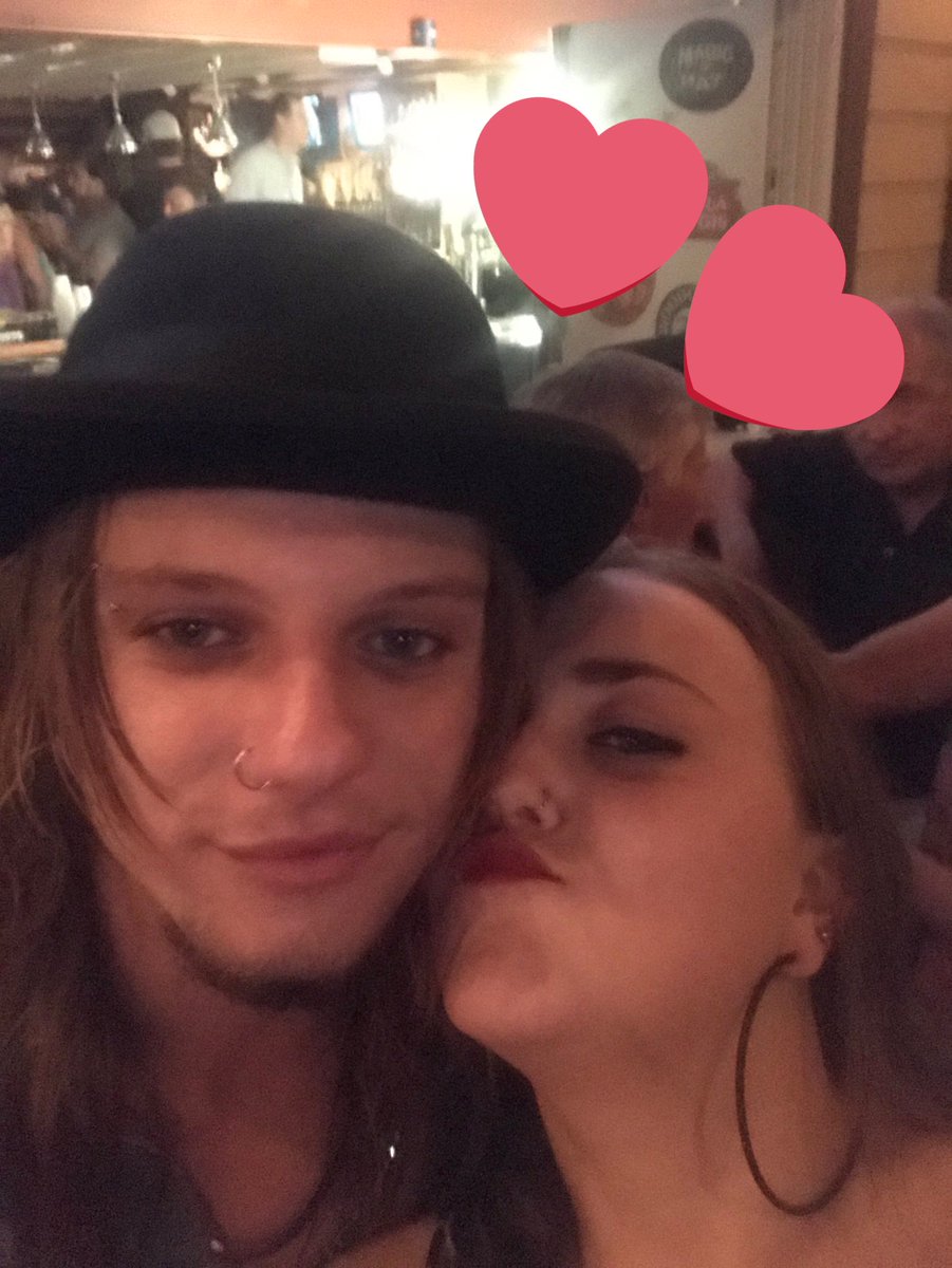 TeamManxNation's tweet photo. She looks so happy !! #adamjamesbitch #teammanx https://t.co/oW2aKFfIRP