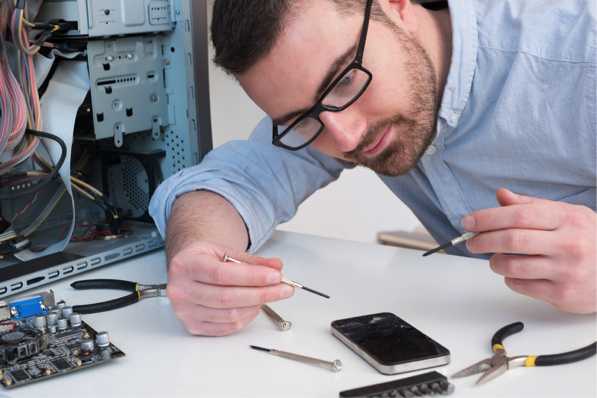 Сапожник чинит обувь. Картинка электрик вкручивает лампочку. Автомобиль и автослесарь. Автомеханик. Как называют людей которые ремонтируют.