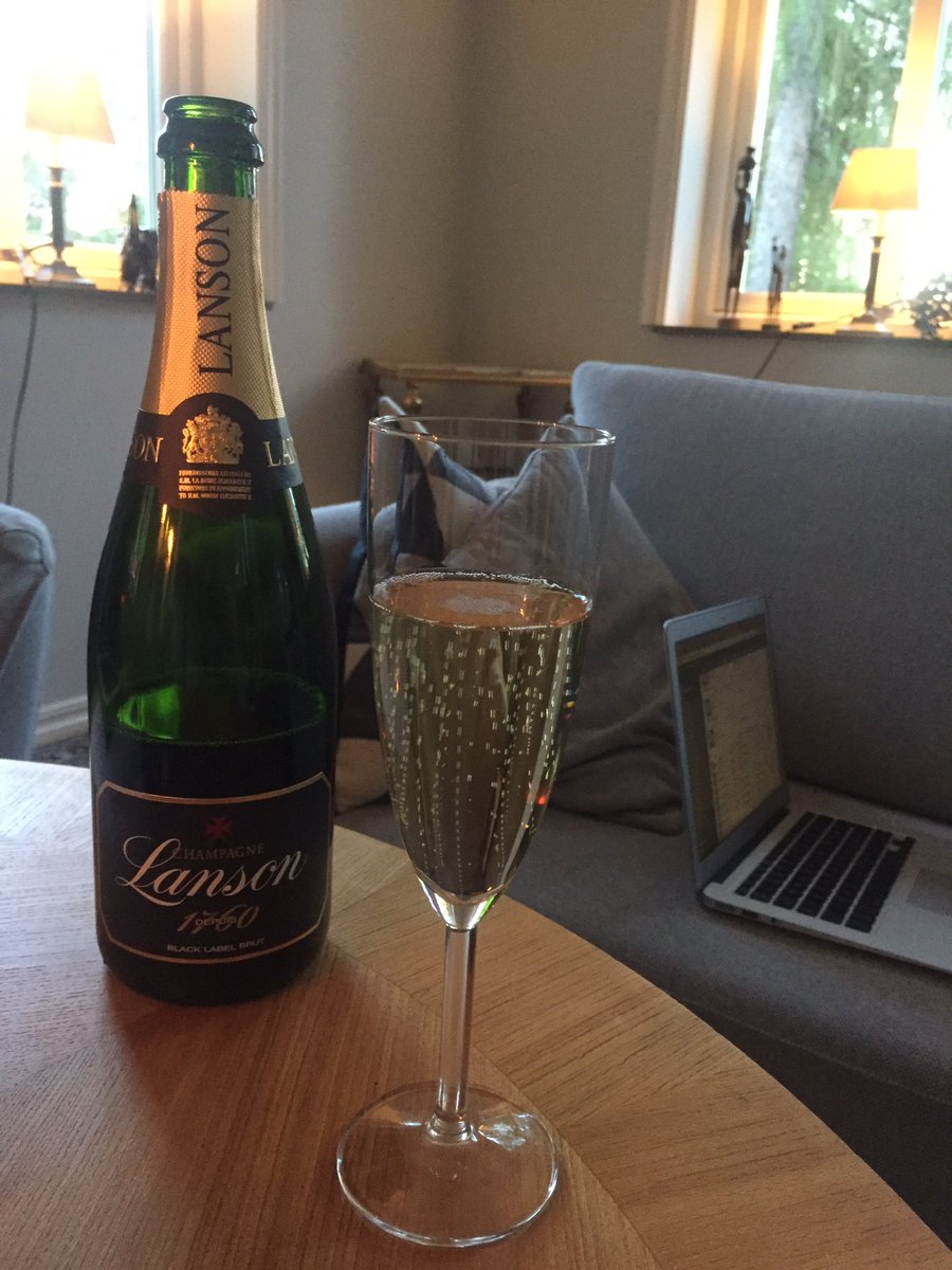 ms_jonsson's tweet photo. När årets sista uppsats är läst! #lärarhögtid https://t.co/H2YhjDH15t