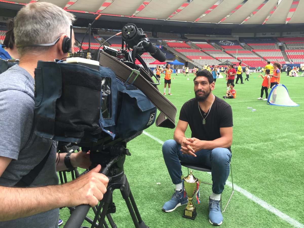 BhupinderHundal's tweet photo. @GlobalBC interviewing @hellosatnam sitting down, because standing up would be a little difficult I would think. https://t.co/j3k9s9A5BU