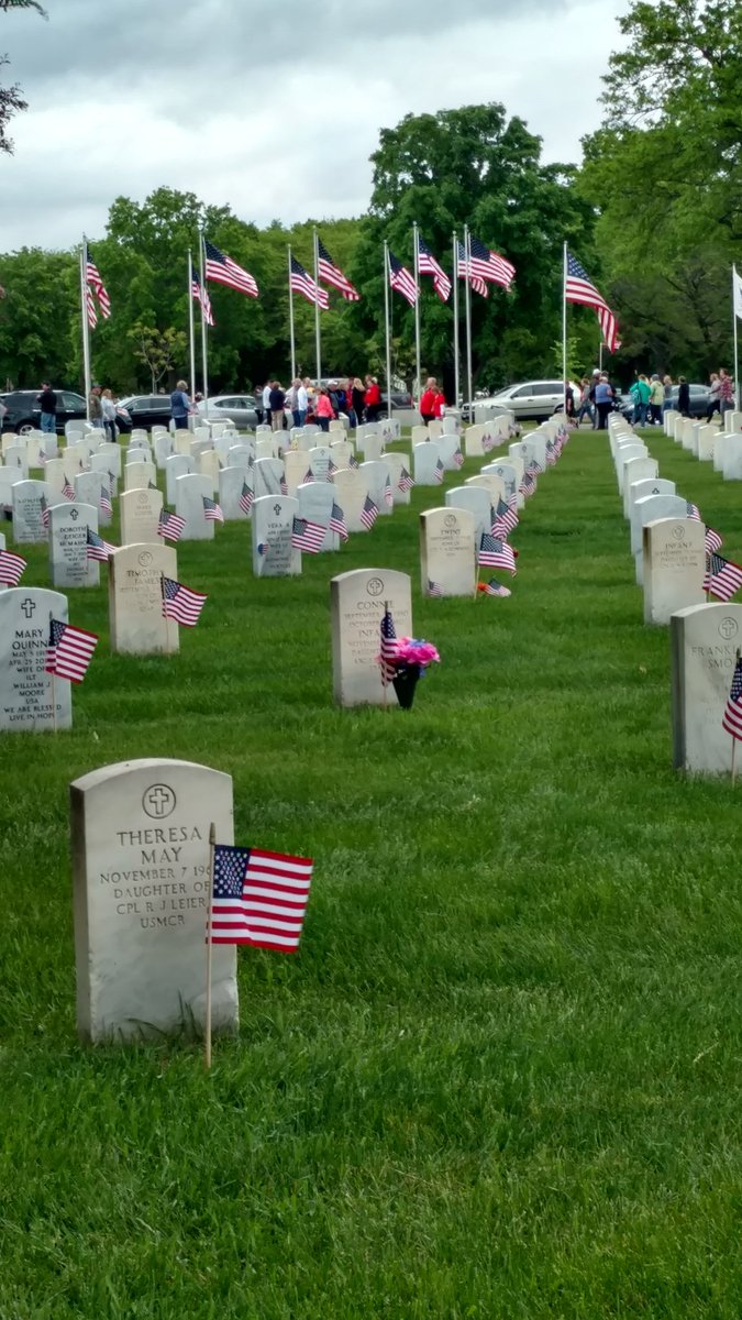 mlodge64's tweet photo. Ft Snelling National cemetery. Honoring our American Heros. https://t.co/0niO8p5YqG