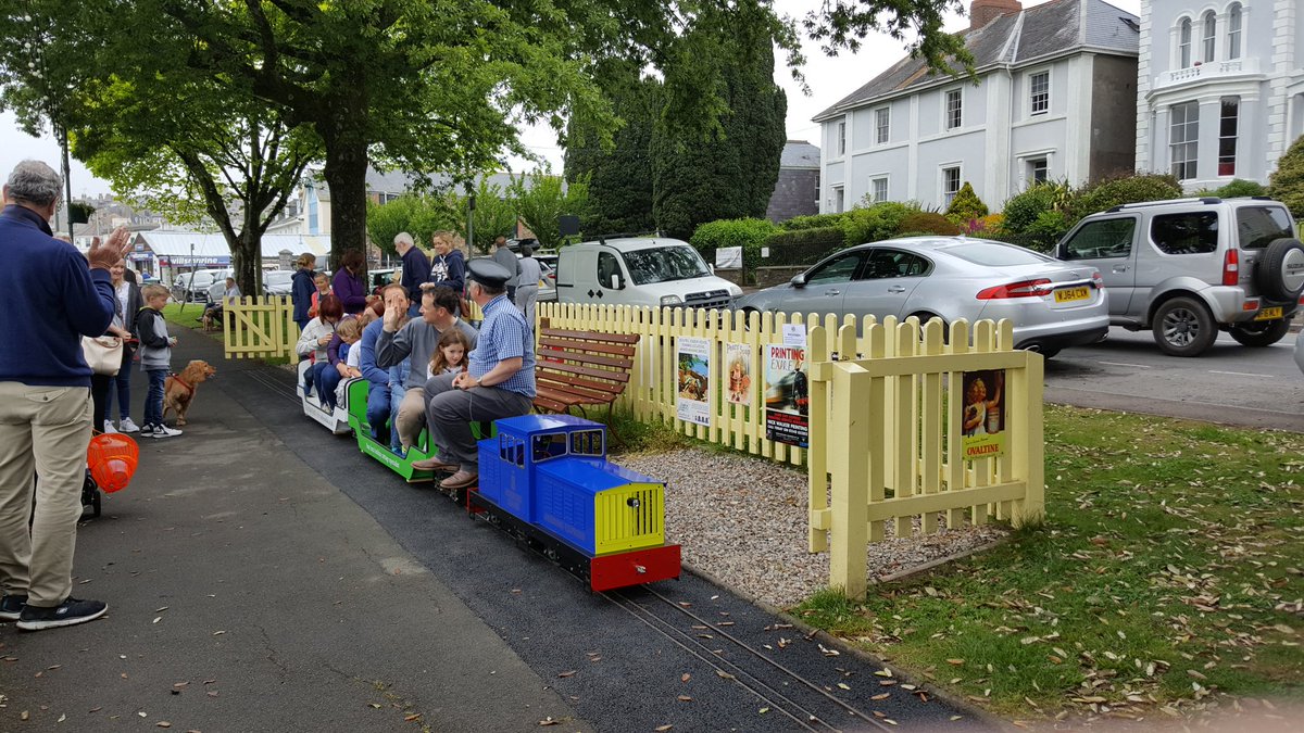 TorringsBarn's tweet photo. Kingsbridge was buzzing today with the town square full of classic vehicles. Plus 28 yrs after last running the light railway is back! https://t.co/R3BFMjAiDb