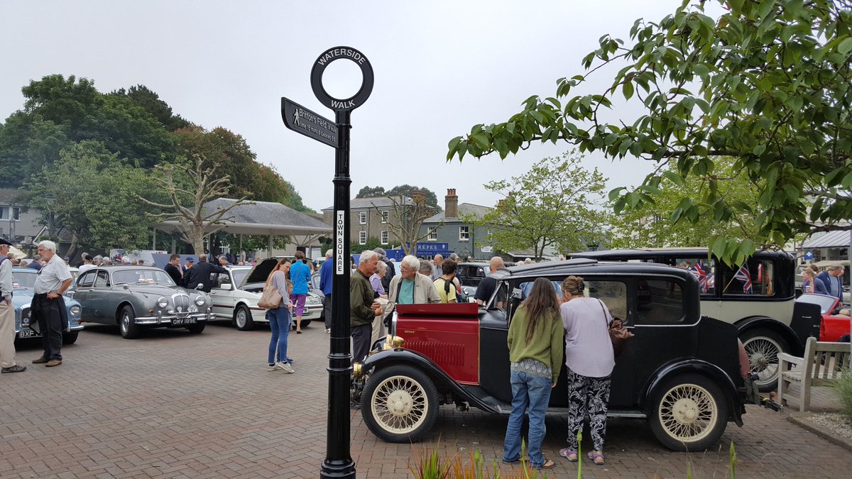 TorringsBarn's tweet photo. Kingsbridge was buzzing today with the town square full of classic vehicles. Plus 28 yrs after last running the light railway is back! https://t.co/R3BFMjAiDb