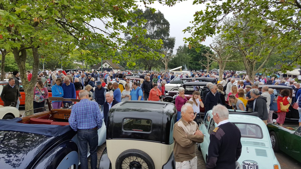 TorringsBarn's tweet photo. Kingsbridge was buzzing today with the town square full of classic vehicles. Plus 28 yrs after last running the light railway is back! https://t.co/R3BFMjAiDb