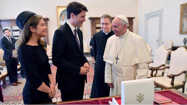 SolPolitica's tweet photo. El @Pontifex_es recibe a @JustinTrudeau en El #Vaticano

Info: https://t.co/IomSfqPJQu

#FelizLunes https://t.co/qdRwMSews4