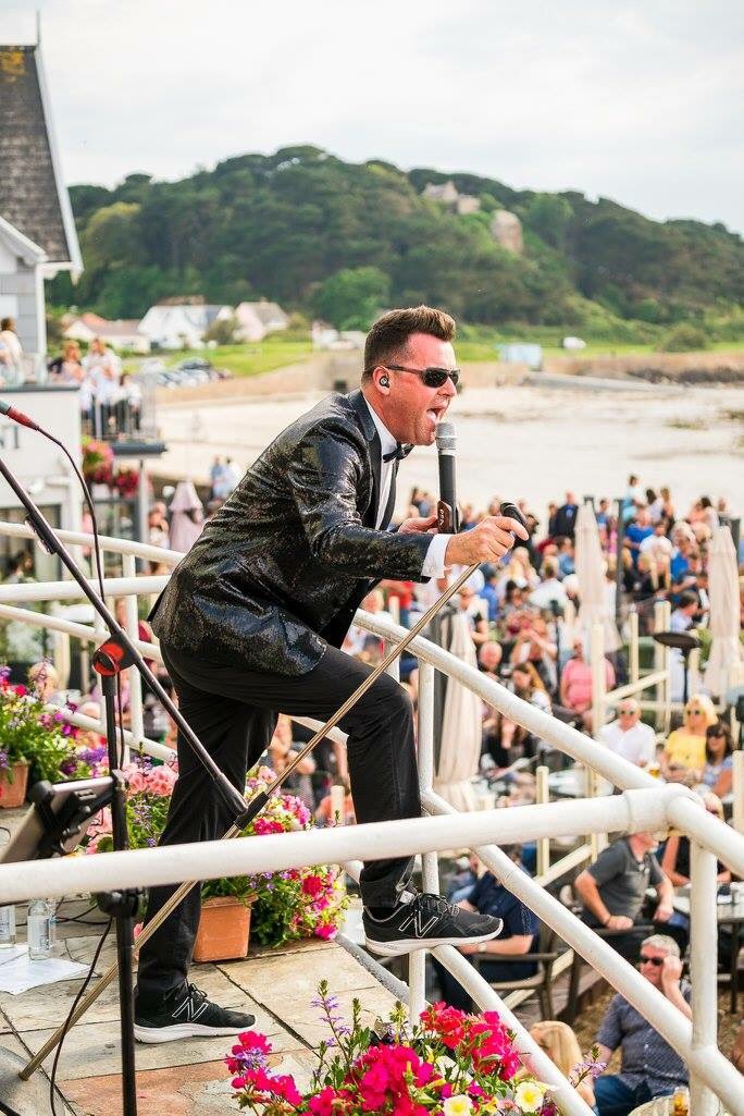 Thanks to JRPhotography for some great pictures from yesterday's show here in #Guernsey #CoboBay #robbingwilliams facebook.com/robbingwilliam…
