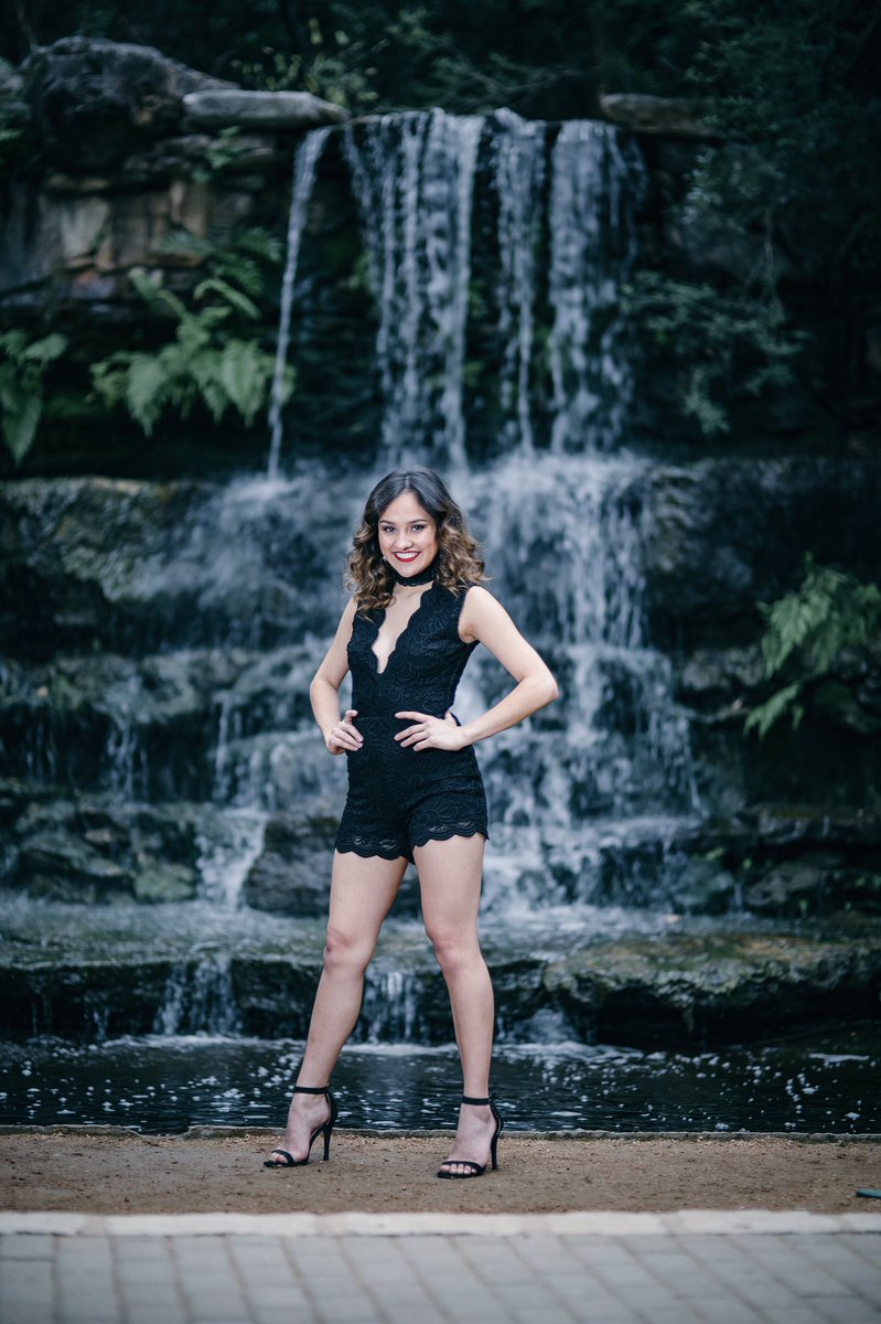queensarahaaaii's tweet photo. It's almost graduation time so here's a few grad pics 😭 https://t.co/9iswNLkXlb