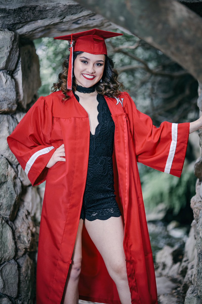 queensarahaaaii's tweet photo. It's almost graduation time so here's a few grad pics 😭 https://t.co/9iswNLkXlb