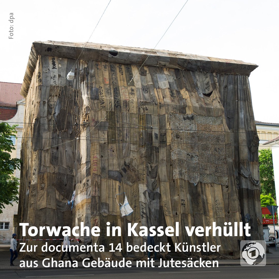 tagesschau's tweet photo. Es erinnert an Christos Verhüllung des Berliner Reichstags: Künstler aus Ghana verhüllt zur #documenta14 Kasseler Torwache mit Jutesäcken. https://t.co/fo53KsAdiH