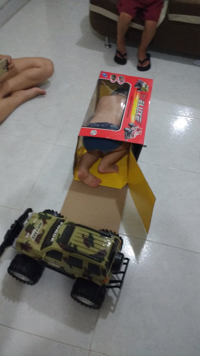 avargas89's tweet photo. @PequeninCol @MedicaPequenin @FundacionFAN  Ni el carro mas grande me hace feliz que una caja. #maquinafantasticapequenin https://t.co/b7AFSnvX67