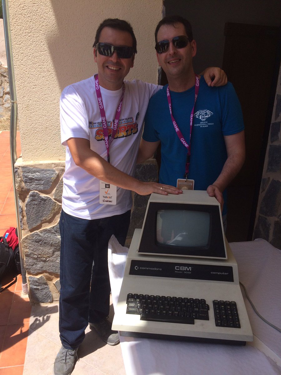 Arcade_Vintage's tweet photo. Amigos de @RecreativosARPA gracias por esta #ArcadeCon2017! Eduardos, Oscar, Fran, Victor, Roque, Antonio, @KanedaGTTurbo 👏👏👏👏 https://t.co/geKA76xShv