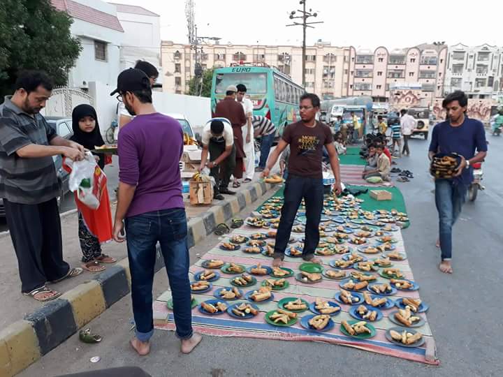 UsmanSiddiquiZz's tweet photo. Day 2 :
Alhamdolellah,
With the grace of Almighty Allah,
We successfully served our Ramazan Dasterkhaun at karachi.
.
#RYForce https://t.co/zucmwmklr6