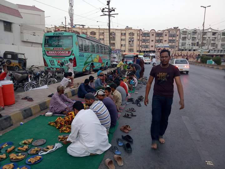 UsmanSiddiquiZz's tweet photo. Day 2 :
Alhamdolellah,
With the grace of Almighty Allah,
We successfully served our Ramazan Dasterkhaun at karachi.
.
#RYForce https://t.co/zucmwmklr6