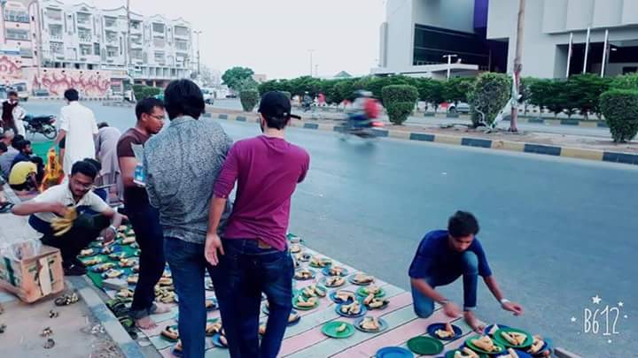UsmanSiddiquiZz's tweet photo. Day 2 :
Alhamdolellah,
With the grace of Almighty Allah,
We successfully served our Ramazan Dasterkhaun at karachi.
.
#RYForce https://t.co/zucmwmklr6