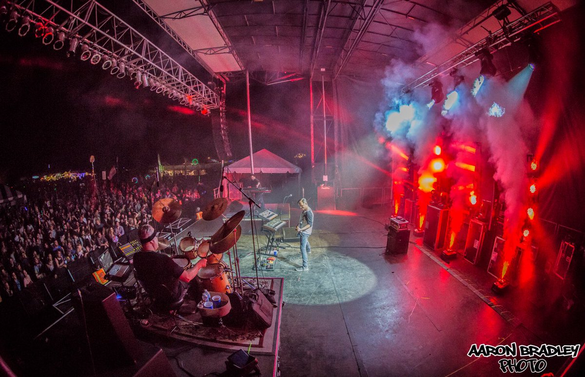 futurerockband's tweet photo. Thank you @SummerCampFest! We love you. #scamp17 https://t.co/GdK9dGFRWQ