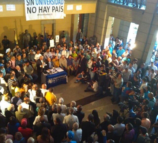 CarlosGarc1a's tweet photo. Que viva nuestra Universidad Autónoma Democrática y Popular, siempre de pie luchando por el país #DefensaUla https://t.co/9Di9C3nicd