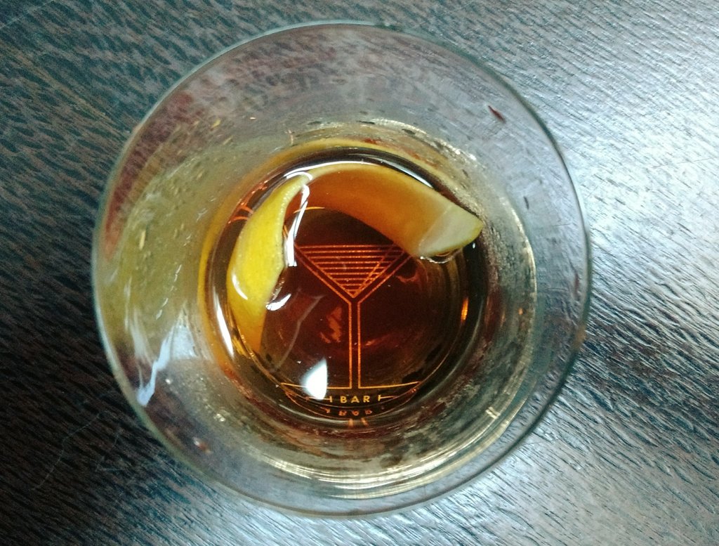 BAcoctel's tweet photo. Como cierre, @goncabado nos sirve unos  Sazerac donde el pisco Mistral Gran Nobel reemplaza al cognac de la receta original. https://t.co/W5hLTOf4He