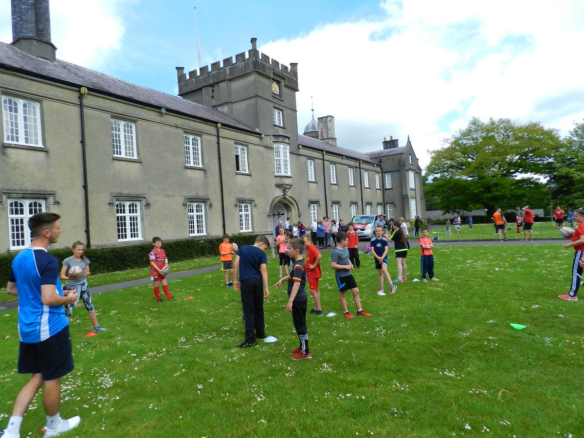 A big thank you to <a href="/scarlets_rugby/">Scarlets Rugby</a> community team for a great afternoon / Diolch am brynhawn gwych o sgiliau rygbi yn y ☉ <a href="/YsgolBroPedr/">Ysgol Bro Pedr</a>