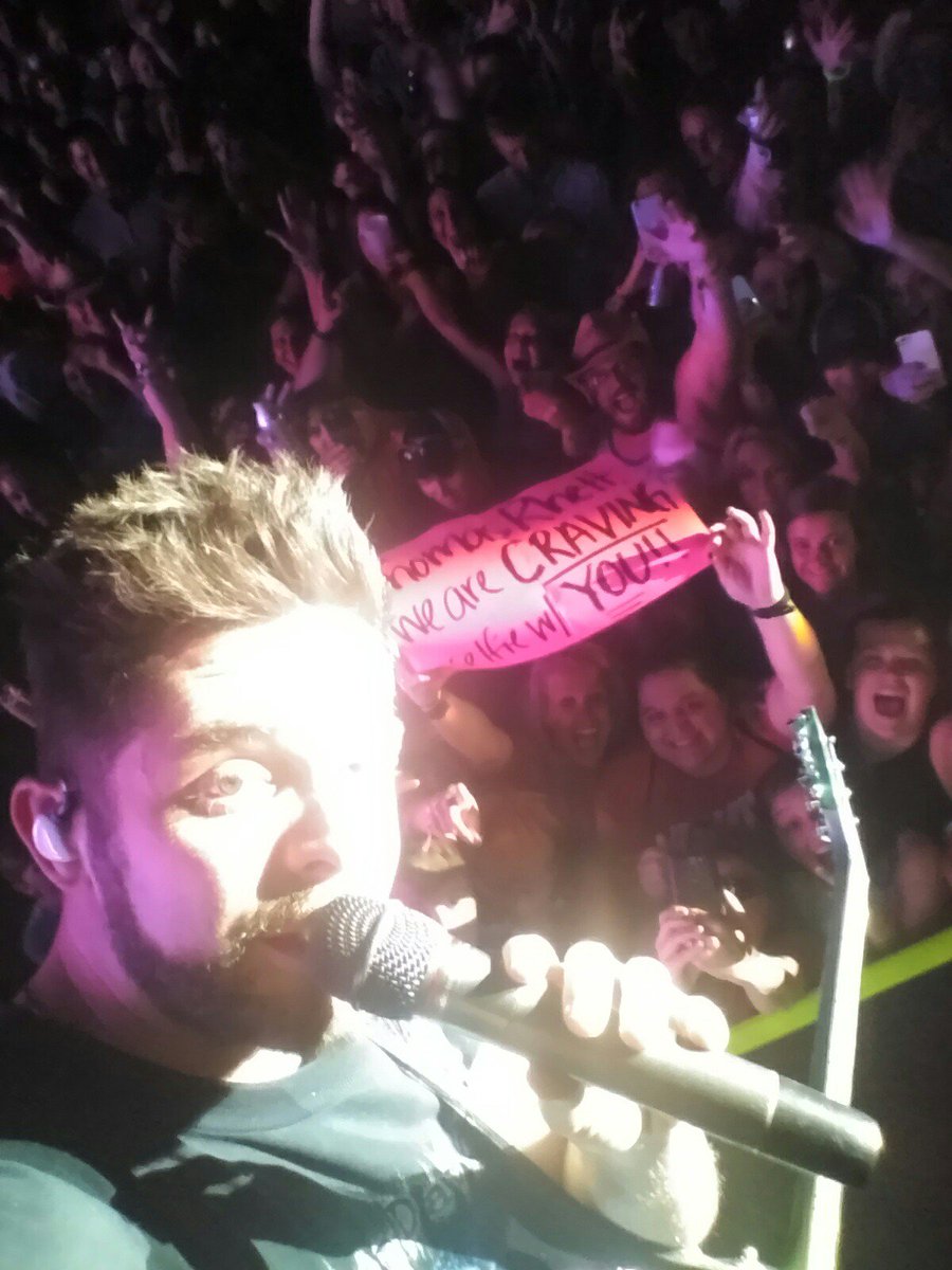 ilovelukebryan's tweet photo. THOMAS RHETT YOU ARE THEEEEEEE BEST!!! LOVE YOU!! #TreeTown2017 #HOMETEAM @ThomasRhett @treetownfest https://t.co/ZsaPKlrgqK